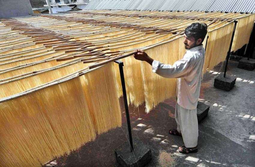 راولپنڈی: مزدور سویاں بنانے کے بعد خشک کرنے کے لیے ددھوپ ..