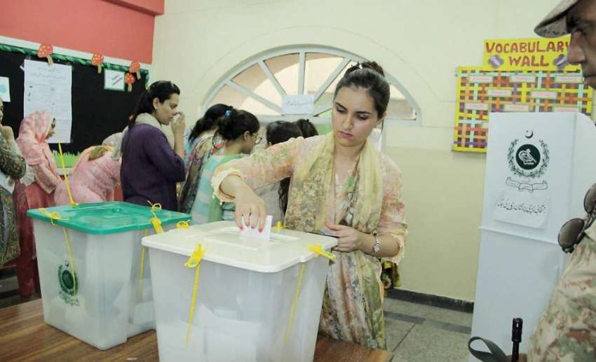 لاہور: عام انتخابات 2018  کے موقع پر ڈیفنس میں ایک خاتون اپنا ..