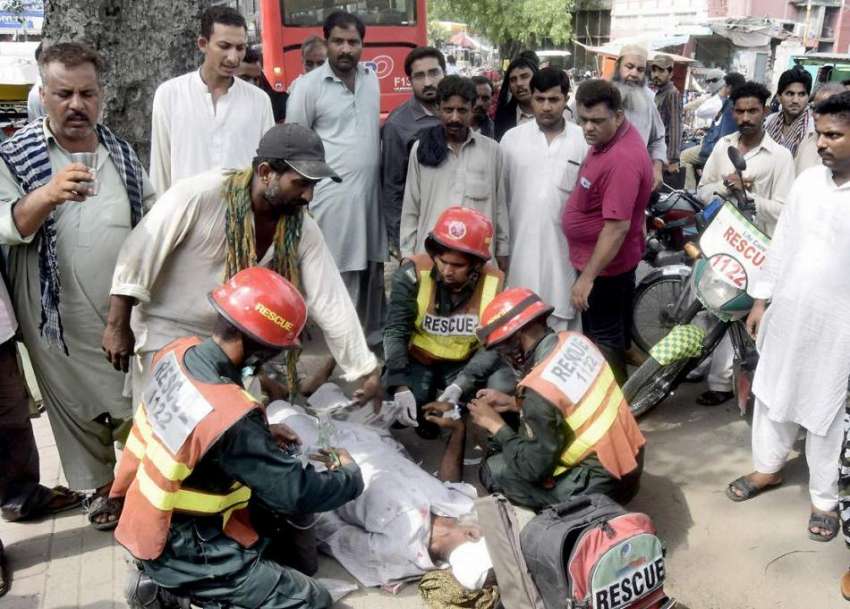 لاہور: ریسکیو اہلکار ریلوے اسٹیشن کے قریب ٹریفک حادثے میں ..