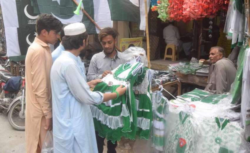 لاہور: ایک شخص اردو بازار میں یوم آزادی کی مناسبت سے بچوں ..