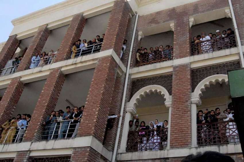 راولپنڈی: احاطہ کچہری میں فائرنگ کے واقعہ کے بعد شہری جائے ..