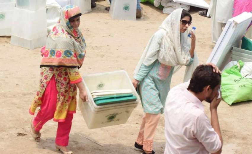 لاہور: خواتین پریزائیڈنگ آفیسرز عام انتخابات کے لیے بیلٹ ..