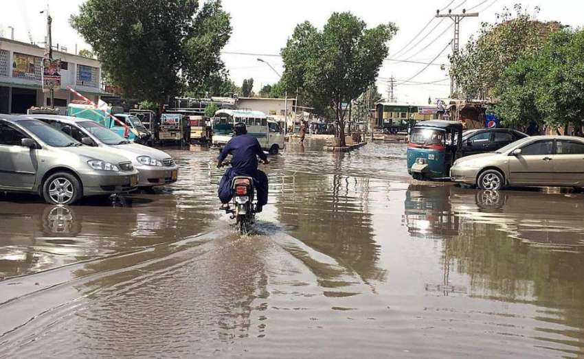 حیدر آباد: ریلوے سٹیشن کے باہر سیوریج کا پانی انتظامیہ کی ..