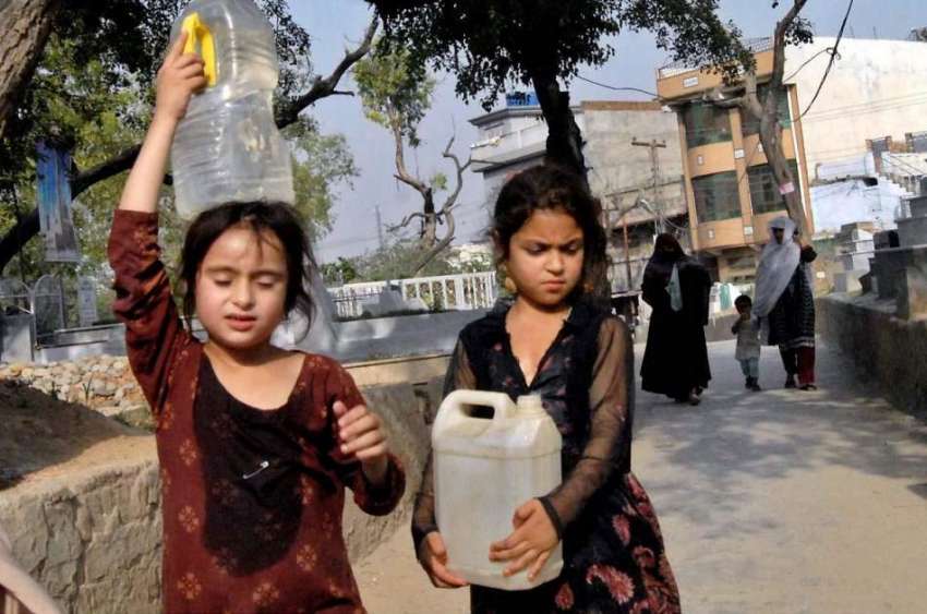 راولپنڈی: پیر ودھائی کے علاقہ ہزارہ کالونی میں بچے دور دراز ..