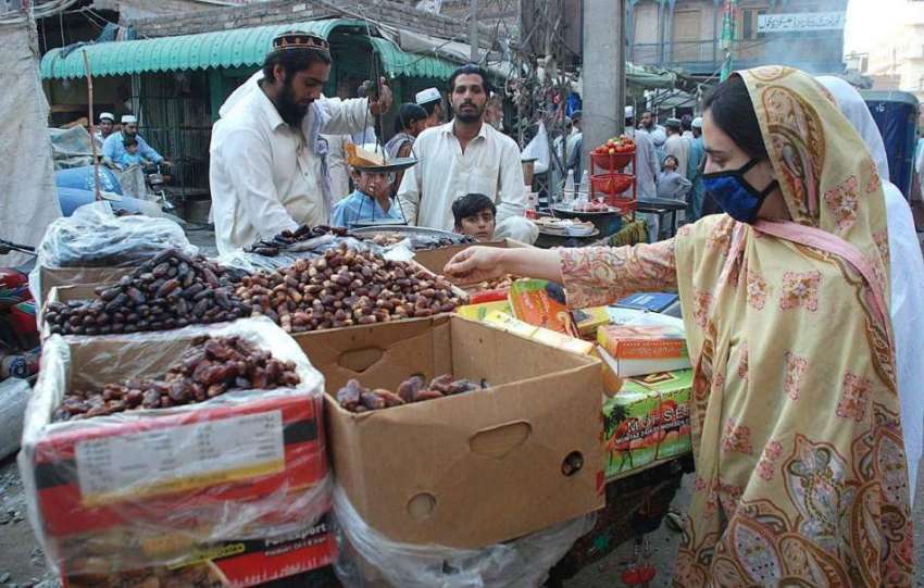 پشاور: ماہ رمضان کے موقع پر دکاندار کھجوریں فروخت کر رہاہے۔