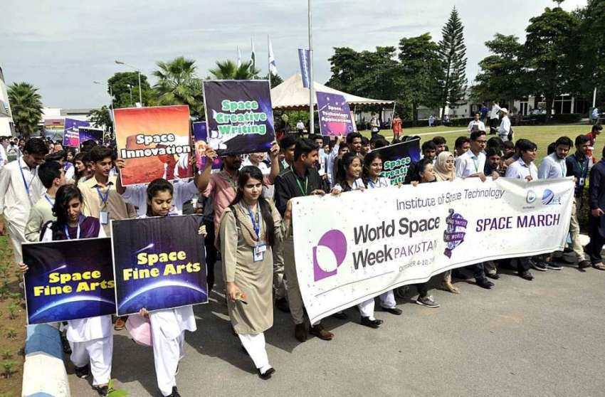 اسلام آباد: : ورلڈ سپیس ویک کے موقع پر منعقدہ تقریب کے موقع ..