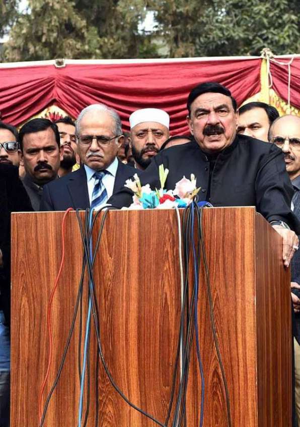 راولپنڈی: وفاقی وزیر ریلوے شیخ رشید احمد میڈیا سے گفتگو ..