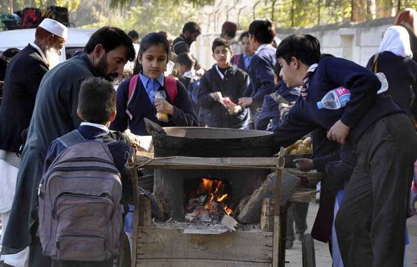 اسلام آباد: وفاقی دارالحکومت میں سکول سے چھٹی کے بعد بچے ..