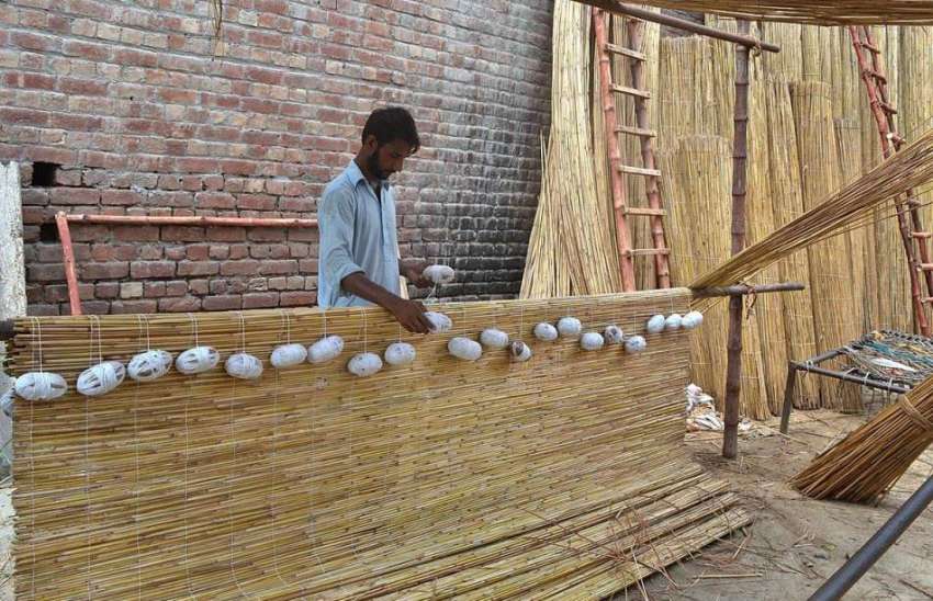 لاہور: مزدور روایتی انداز سے چکھ بنا رہا ہے۔