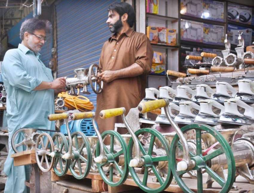 لاہور:شہری دکاندار سے قیمہ بنانے والی مشین پسند کر رہا ہے۔
