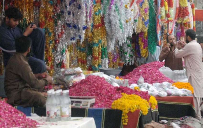 راولپنڈی: بنی چوک میں دکاندار پھولوں کی پتیاں فروخت کے لیے ..