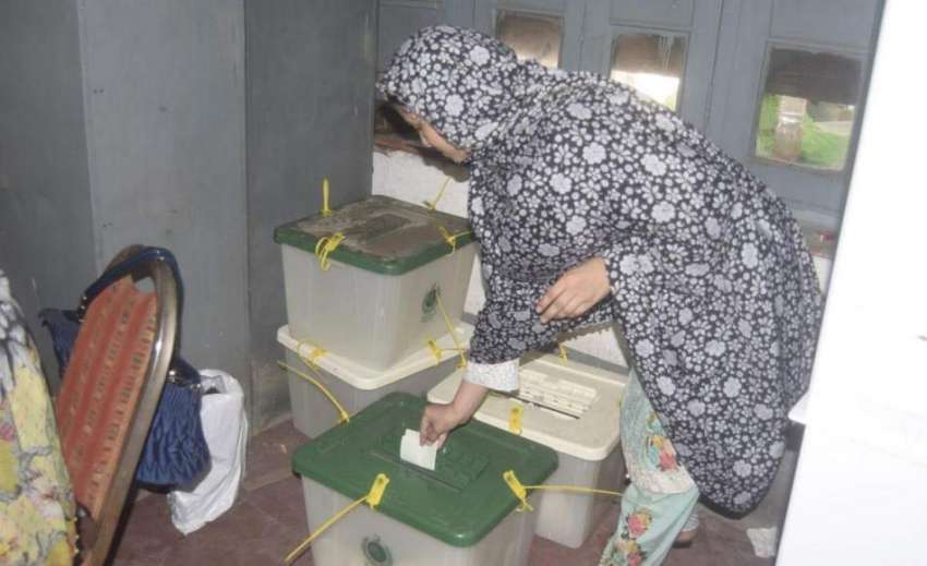 لاہور: عام انتخابات 2018  کے موقع پر ایک خاتون ووٹر اپنا ووٹ ..
