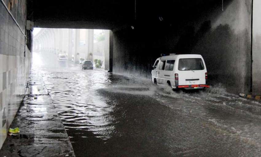 راولپنڈی: منگل کی صبح ہونے والی بارش کے بعد کمیٹی چوک انڈر ..
