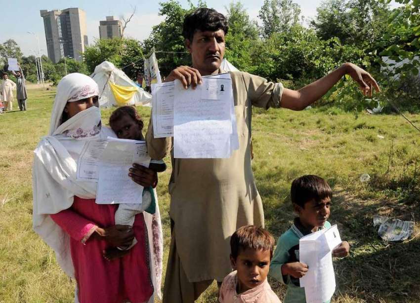 اسلام آباد: بھکر کا رہائشی معذور ہونے کے باعث حکومتی اداروں ..