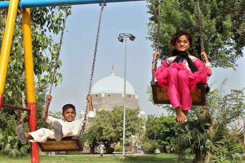 ملتان: مقامی پارک میں بچے جھولوں سے لطف اندوز ہو رہے ہیں۔