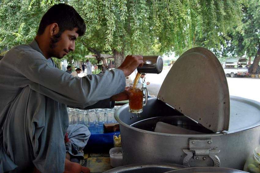 اسلام آباد: وفاقی دارالحکومت میں ریڑھی بان شکر کا شربت فروخت ..