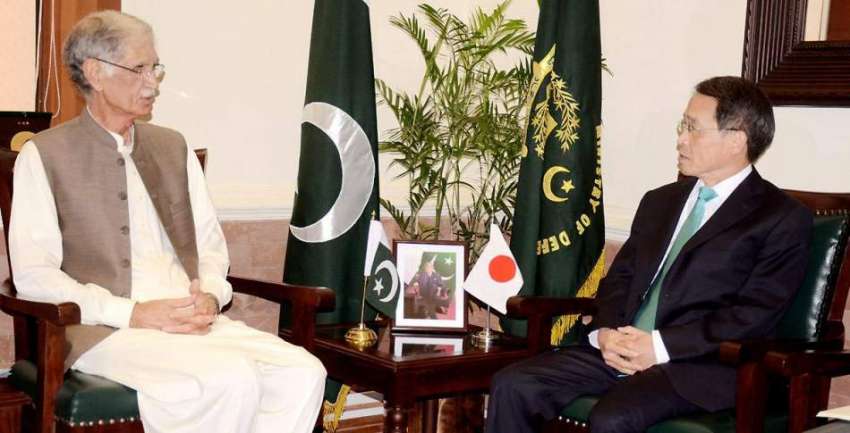راولپنڈی: وفاقی وزیر دفاع پرویز خٹک سے جاپان کے سفیر تاکاشی ..