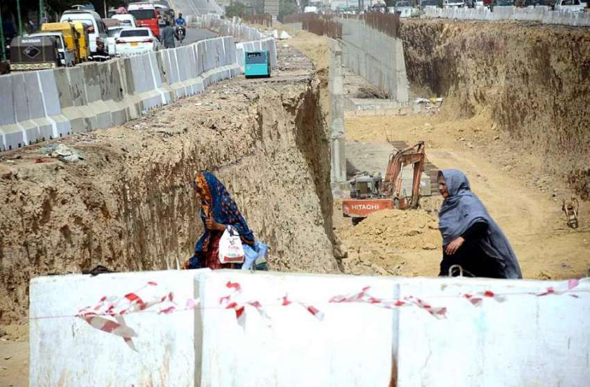 کراچی: کرین لائن بس پراجیکٹ کے تعمیراتی کام کا منظر۔