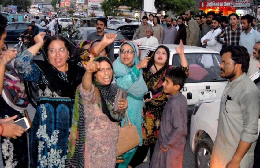 راولپنڈی: مسلم لیگی خواتین کارکن عدالتی فیصلے کے خلاف مری ..