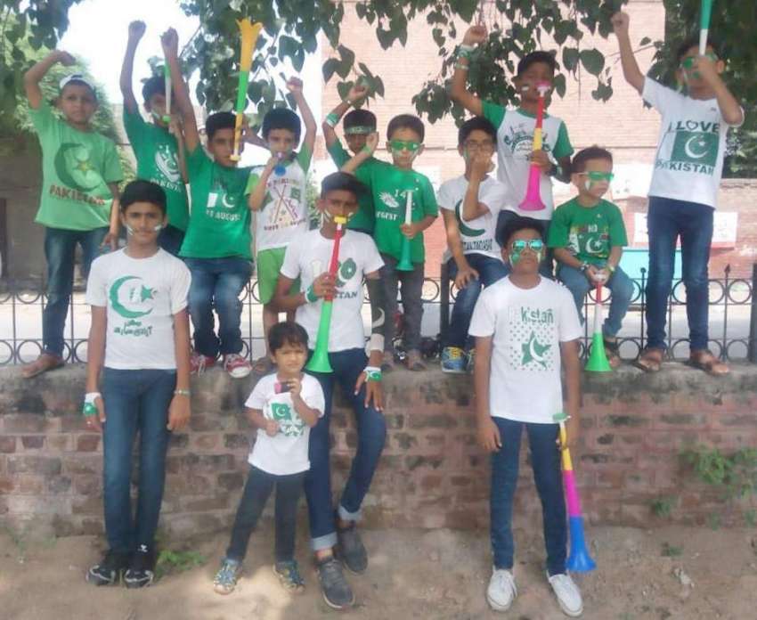 لاہور: یوم آزادی کے موقع پر بچے اپنی خوشی کا اظہار کر رہے ..