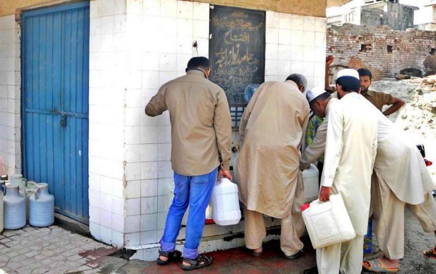 راولپنڈی: امام باڑہ کے علاقہ میں پانی کی بندش کے باعث شہری ..