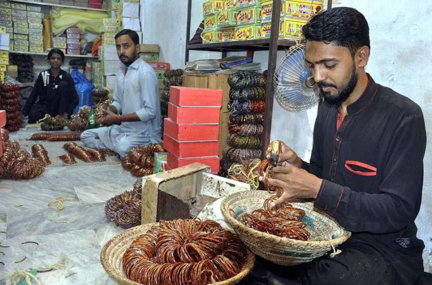 حیدر آباد: مزدور چوڑیاں مارکیٹ میں سپلائی کے لیے پیک کر رہے ..