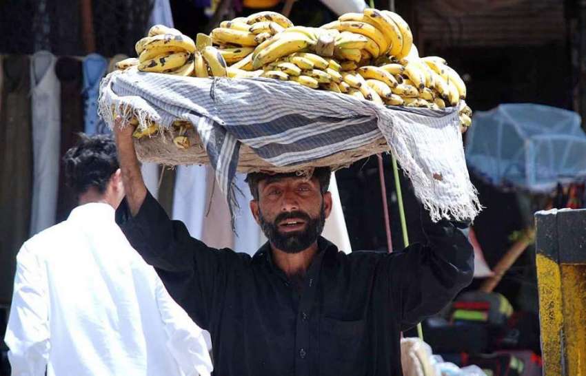 پشاور: محنت کش پھیری لگا کر کیلے فروخت کر رہا ہے۔