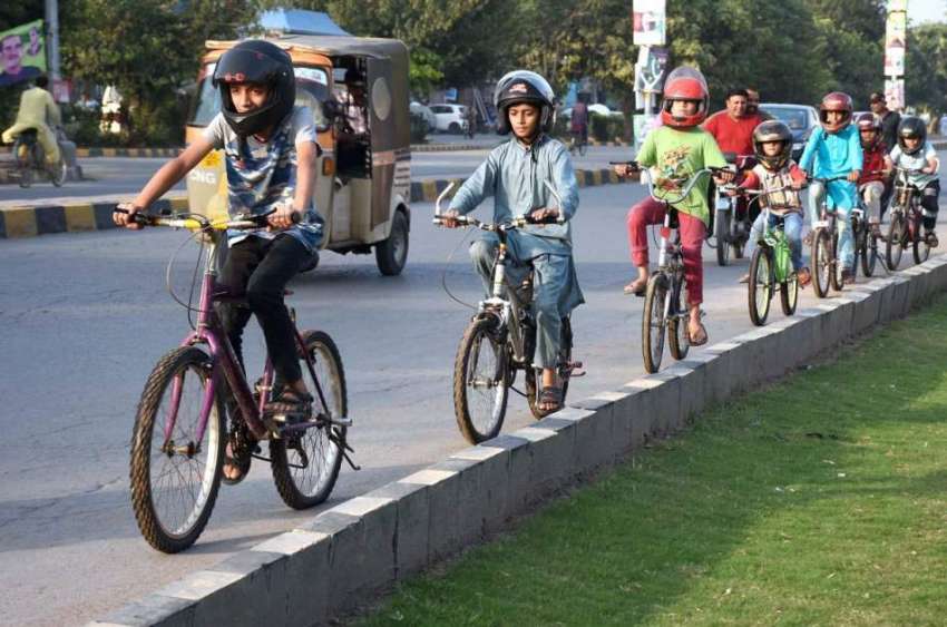 لاہور: سائیکل سوار بچوں نے ہیلمٹ پہن رکھے ہیں۔