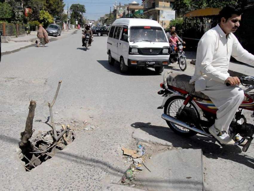 راولپنڈی: خیابان سر سید مین روڈ پر کھلا مین ہول کسی حادثے ..