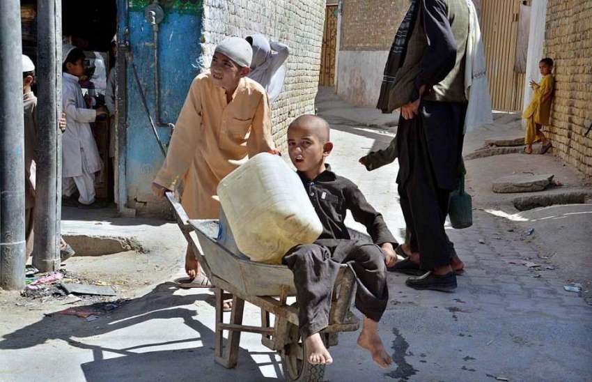 کوئٹہ: بچے پینے کا پانی بھرنے کے لیے ہیتھ ریڑھی پی خالی کین ..