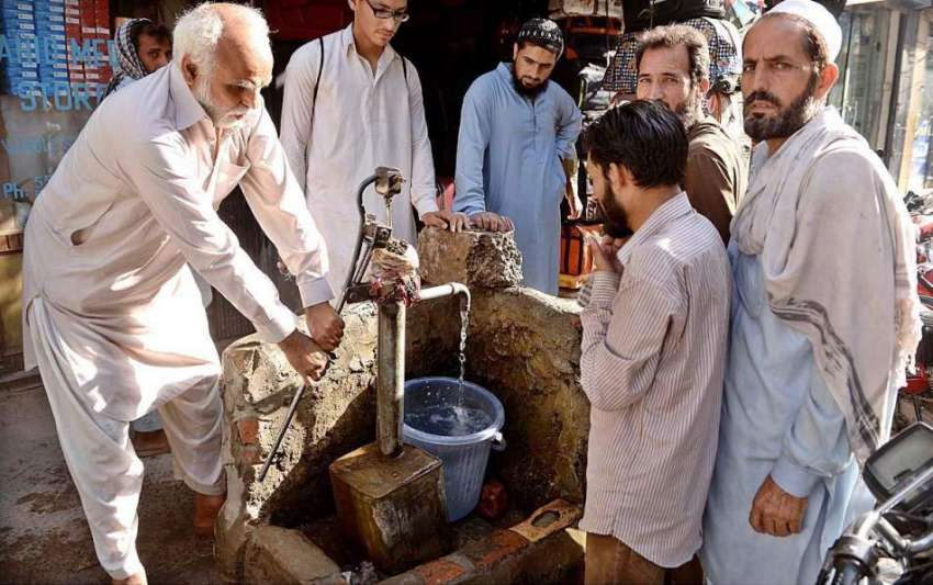 راولپنڈی: ایک معمر شہری پینے کے لیے ہینڈ پمپ سے پانی کی بالٹی ..