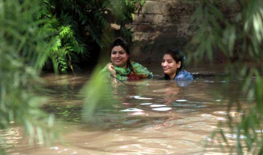 لاہور: خواتین گرمی کی شدت کم کرنے کے لیے نہر میں نہا رہی ہیں۔
