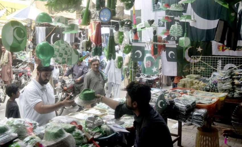لاہور:اردو بازار میں خواتین یوم آزادی کی مناسبت سے خریداری ..