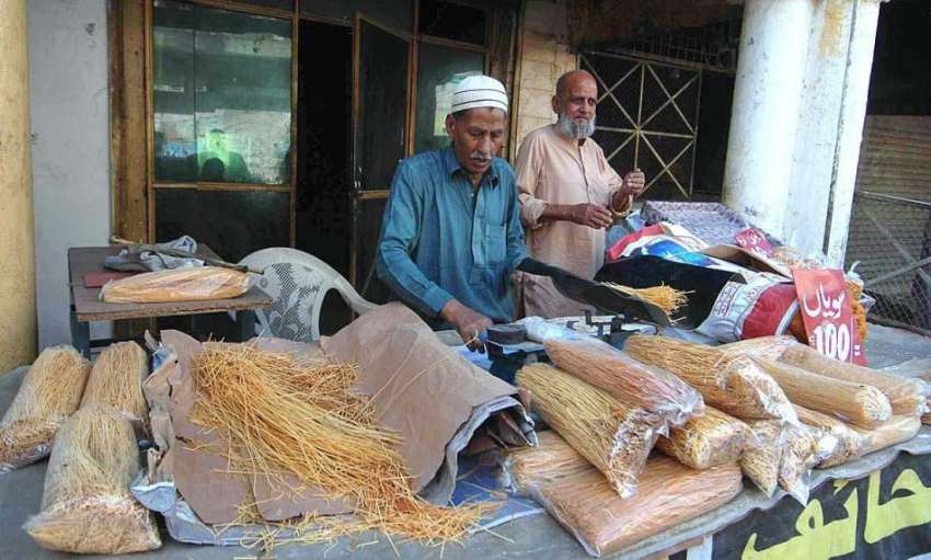 راولپنڈی: معمر محنت کش فروخت کے لیے سویاں پیک کر رہے ہیں۔
