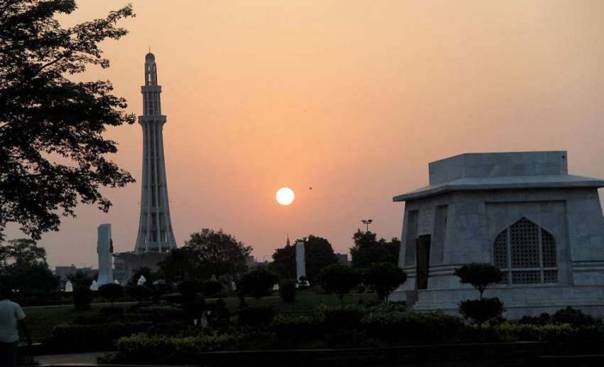 لاہور: گریٹر اقبال پارک سے لی گئی تصویر میں شام کے وقت غروب ..