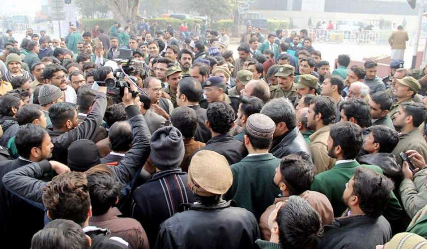 لاہور: وکلاء کے تشدد کے خلاف احتجاج کرنیوالے ہائیکورٹ کے ..