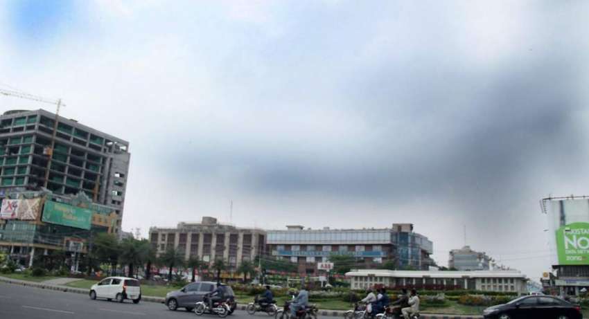 لاہور:صوبائی دارالحکومت میں صبح کے وقت آسمان پر چھائے بادلوں ..