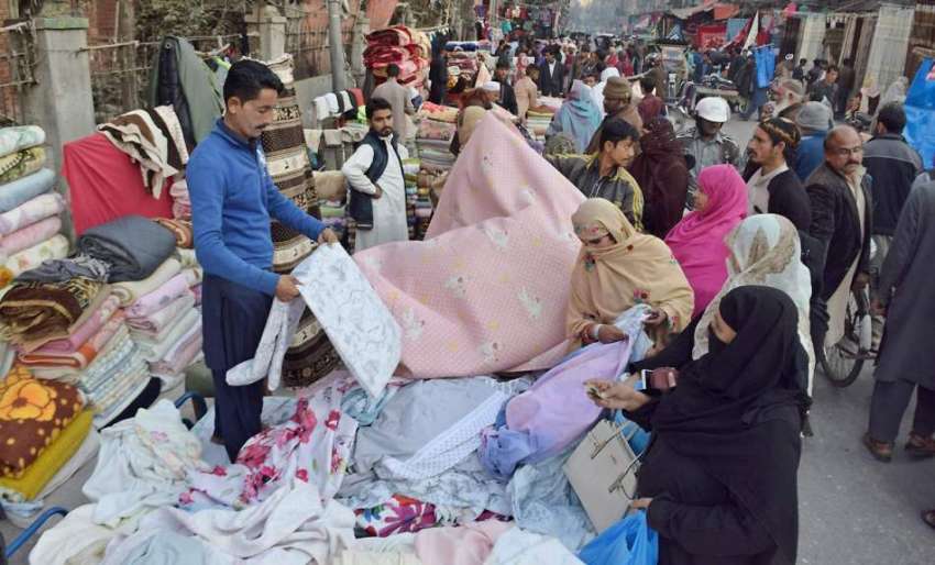 لاہور: خواتین لنڈا بازار سے چادریں خرید رہی ہیں۔