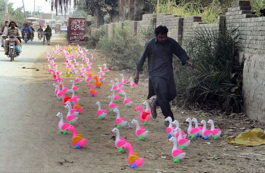 فیصل آباد: ایک دکاندار نے سڑک کنارے گاہکوں کو متوجہ کرنے ..