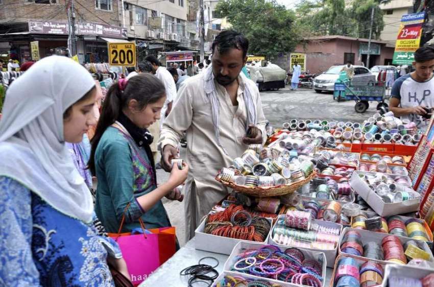 راولپنڈی: عید کی تیاریوں میں مصروف خواتین ایک سٹال سے چوڑیاں ..