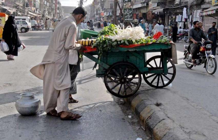 راولپنڈی: راجہ بازار روڈ بند ہونے کے باعث ایک محنت کش اپنی ..