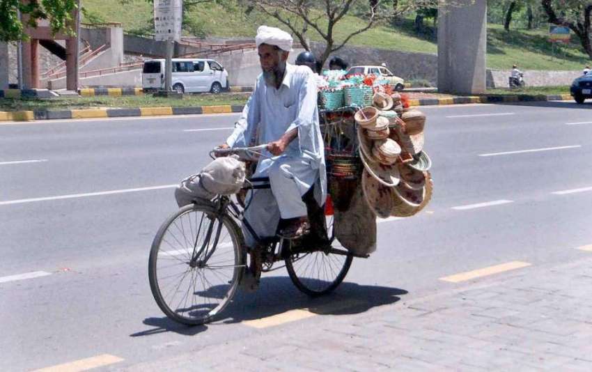 اسلام آباد: ایک معمر محنت کش پھیری لگا کر فروخت کے لیے ہینڈ ..