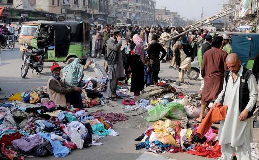 راولپنڈی: شہری جمع بازار سے گرم کپڑے خرید رہے ہیں۔