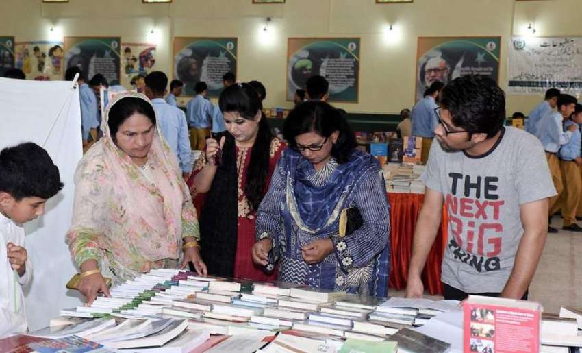 راولپنڈی:لارنس کالج مری میں لگائے گئے ایک بک سٹال پر شہری ..