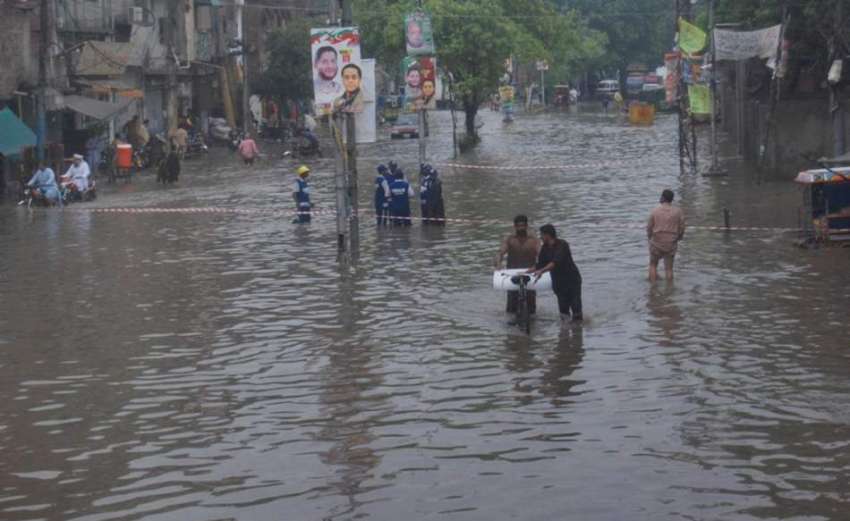 لاہور: موسلا دھاربارش کے بعد لکشمی چوک سے ملحقہ ایک سڑک تالاب ..
