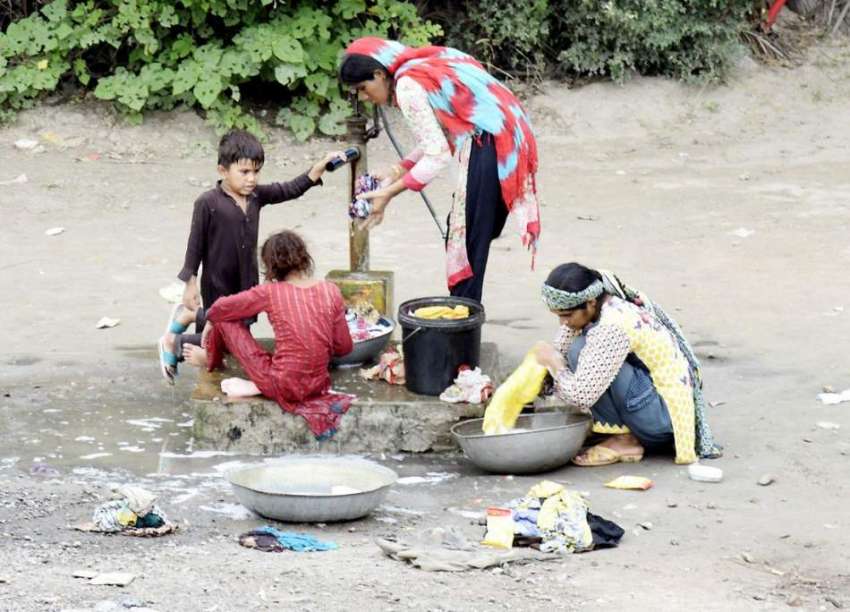 لاہور: دریائے راوی کے کنارے خانہ بدوش خواتین کپڑے دھو رہی ..