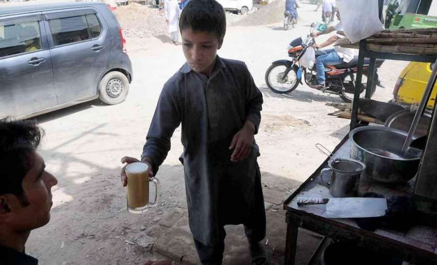 اسلام آباد: چائلڈ لیبر پر پابندی کے باوجود کمسن بچہ دو وقت ..