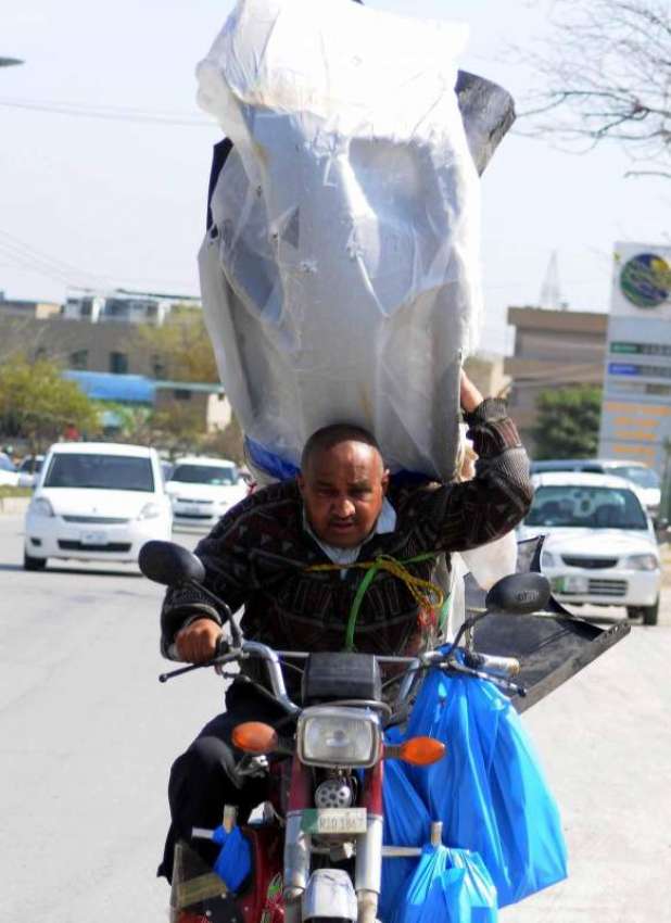 اسلام آباد: موٹر سائیکل سوار خطرناک انداز سے سامان اٹھائے ..