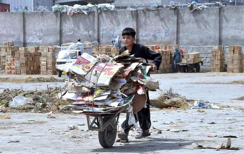 اسلام آباد: خانہ بدوش بچہ ہتھ ریڑھی پر کا آمد گتا اور کاغذ ..
