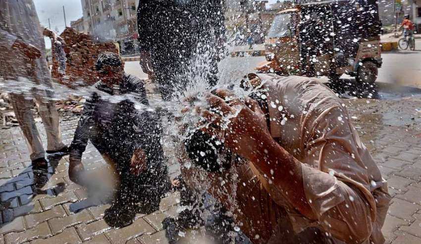 راولپنڈی: شہری گرمی اور دھوپ کی شدت کم کرنے کے لیے اپنے اوپر ..